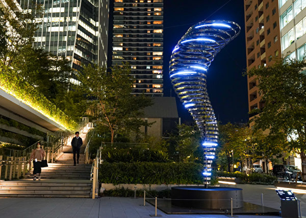 2023年11月13日,日本東京,虎之門燈光藝術展(Toranomon Light Art)期間,現場展示由台灣UxU工作室(UxU Studio)創作的燈光藝術作品「龍捲風」(Tornado)。(Christopher Jue/Getty Images)