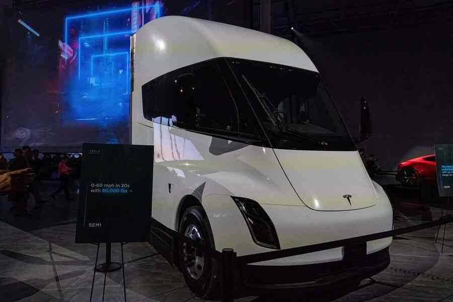 Tesla拖頭車Semi 馬斯克誇耀多年終於發貨