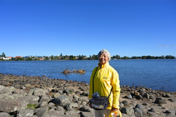 2025年5月3日,紐西蘭部份法輪功學員在北島中部城市哈密爾頓(Hamilton)的羅托魯瓦湖(Lake Rotoroa)公園舉行盛大集會,慶祝5.13『世界法輪大法日』及法輪大法洪傳33周年,並恭祝李洪志大師華誕。圖為法輪功學員鐘守珍表達對師父的感恩。(趙凱/大紀元)