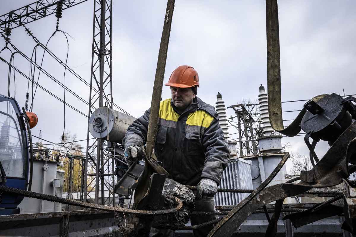 2022年11月4日，在烏克蘭基輔州，工人們在修復10月份被俄羅斯空襲破壞的發電站基礎設施。由於導彈和無人機對能源基礎設施的襲擊，烏克蘭各地的電力和供暖中斷，增加了冬季準備工作的緊迫性。（Ed Ram/Getty Images）