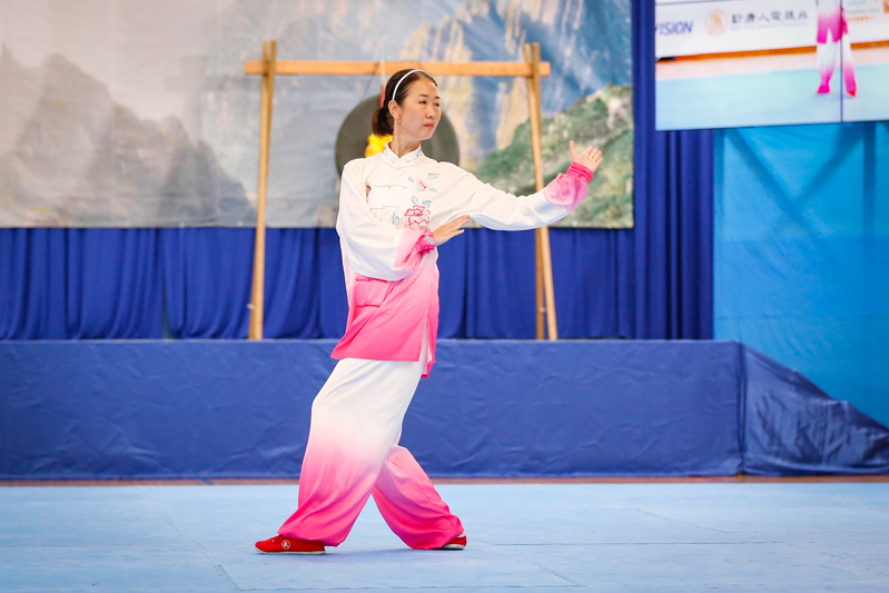 8月27日，來自中國的女子拳術組選手李春玲在第七屆「新唐人全世界中華傳統武術大賽」複賽中表演八卦六四掌。（張靜怡/大紀元）