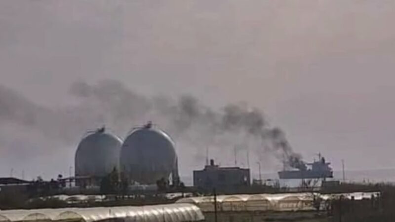 一艘伊朗油輪2021年4月24日在敘利亞沿岸外海遇襲後失火。（影片截圖）