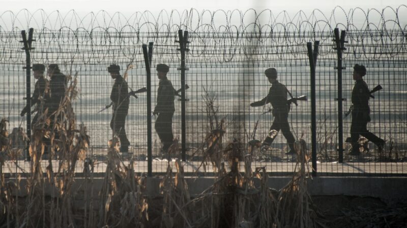資料圖。北韓士兵在中朝邊境圍欄旁巡邏。（JOHANNES EISELE/AFP via Getty Images）