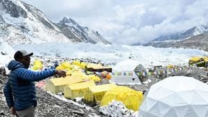 疫情威脅珠穆朗瑪峰大本營 登山客冒死爬山