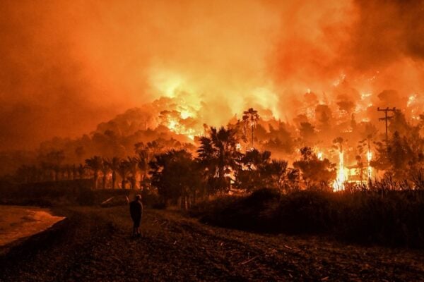 2021年5月20日凌晨，一場森林大火在吉安尼亞山受保護的野生動物棲息地周圍肆虐了一夜，數十名希臘村民被疏散，沒有立即報告人員傷亡。（VALERIE GACHE/AFP via Getty Images）