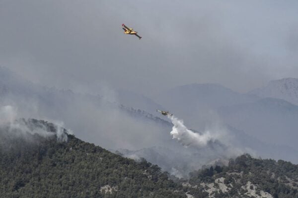 2021年5月20日，消防飛機在投水滅火。（LOUISA GOULIAMAKI/AFP via Getty Images）