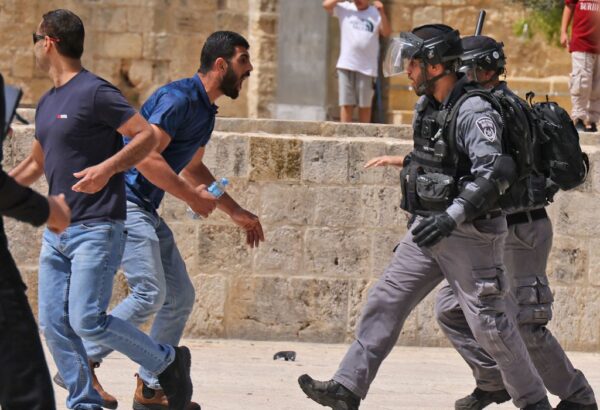 2021年5月21日，巴勒斯坦穆斯林禮拜者聚集在耶路撒冷的阿克薩清真寺大院與警方爆發新的衝突。（AHMAD GHARABLI/AFP via Getty Images）