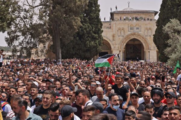 2021年5月21日，巴勒斯坦穆斯林禮拜者聚集在耶路撒冷的阿克薩清真寺大院。（AHMAD GHARABLI/AFP via Getty Images）