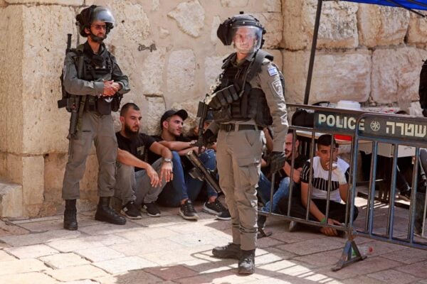 2021年5月21日，巴勒斯坦人和以色列警察之間爆發新的衝突後，以色列安全部隊在耶路撒冷阿克薩清真寺大院入口處拘留巴勒斯坦人。（MENAHEM KAHANA/AFP via Getty Images）