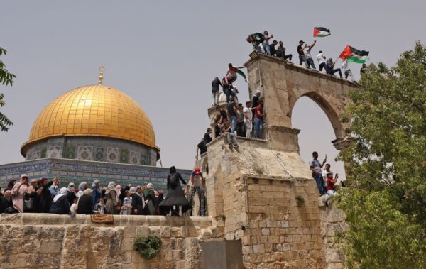 2021年5月21日，巴勒斯坦穆斯林禮拜者聚集在耶路撒冷的阿克薩清真寺大院與警方爆發新的衝突。（AHMAD GHARABLI/AFP via Getty Images）