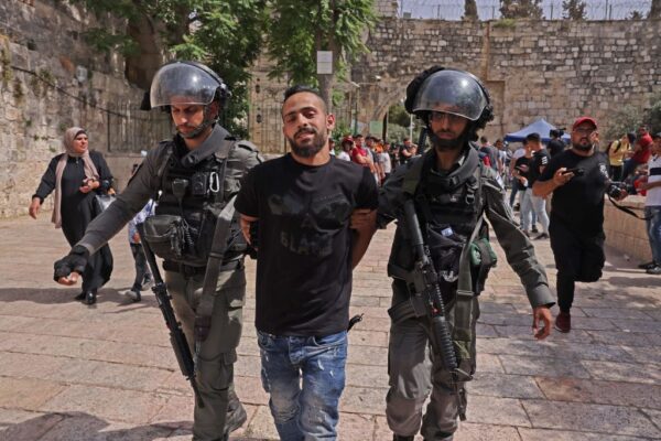 2021年5月21日，在巴勒斯坦人和以色列警察爆發新的衝突後，以色列安全部隊在耶路撒冷的阿克薩清真寺大院入口處拘留了一名男子。（MENAHEM KAHANA/AFP via Getty Images）