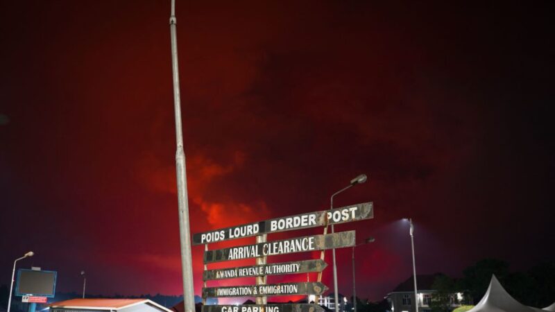 2021年5月23日，民主剛果共和國的尼拉貢戈火山爆發後出現了紅色天空。（SIMON WOHLFAHRT/AFP via Getty Images）