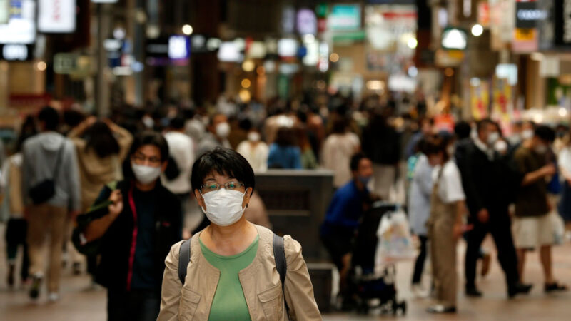 2021年5月8日，在日本神戶，一名戴著口罩的婦女沿著一條商業街行走。（Buddhika Weerasinghe/Getty Images）