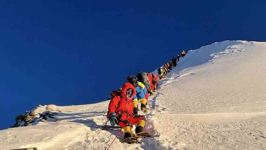 珠穆朗瑪峰遭遇大風雪：逾千人滯留海拔近5千米