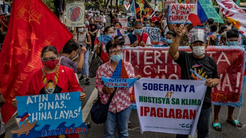 2021年6月12日，菲律賓民眾在中共大使館前抗議。（Ezra Acayan/Getty Images）