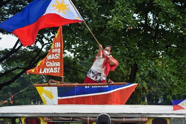 2021年6月12日，菲律賓民眾在中共大使館前抗議。（TED ALJIBE/AFP via Getty Images）