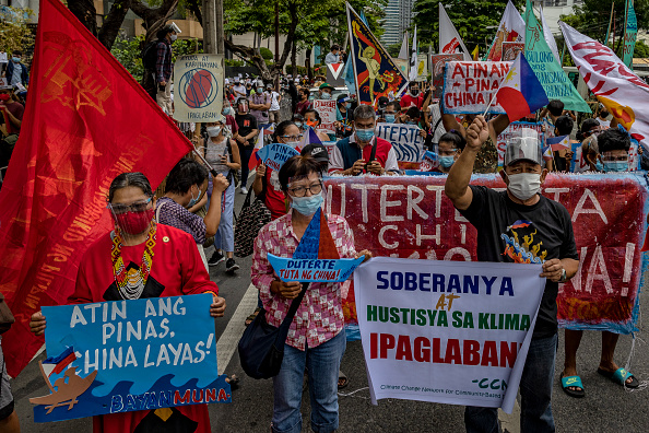 2021年6月12日，菲律賓民眾在中共大使館前抗議。（Ezra Acayan/Getty Images）