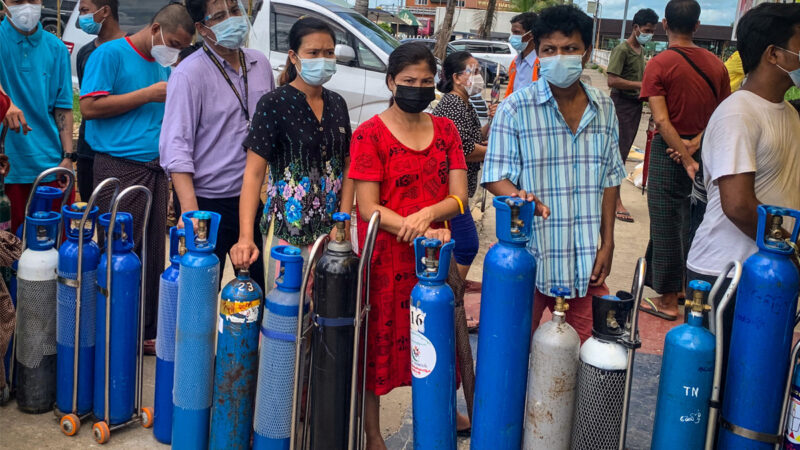 2021 年7月14日，在緬甸仰光，人們排隊等待填充空氧氣罐。（YE AUNG THU/AFP via Getty Images）