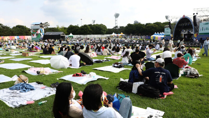 2021年6月26日，在南韓首爾的奧林匹克公園，民眾參加音樂節。（Chung Sung-Jun/Getty Images）