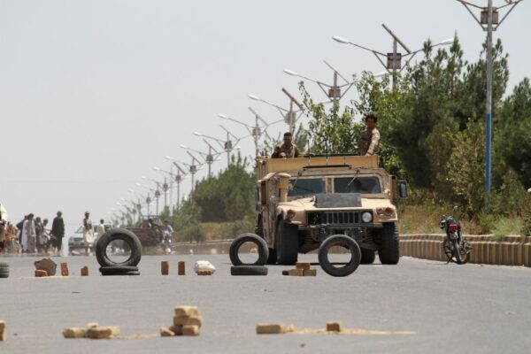 2021年8月6日，阿富汗安全人員沿著赫拉特（Herat）郊區的一條道路進行巡邏。（AFP via Getty Images）
