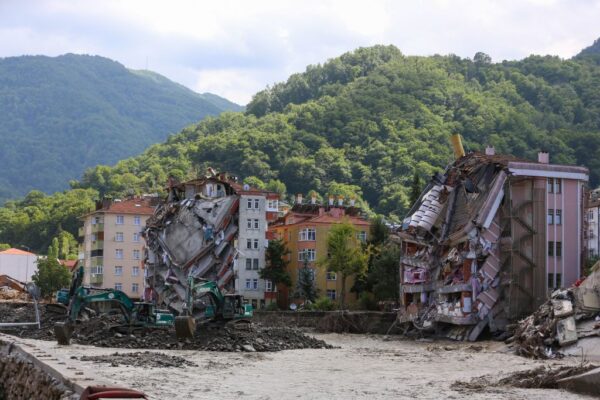 2021年8月11日土耳其北部黑海地區水災和土石流災難。（STR/AFP via Getty Images）