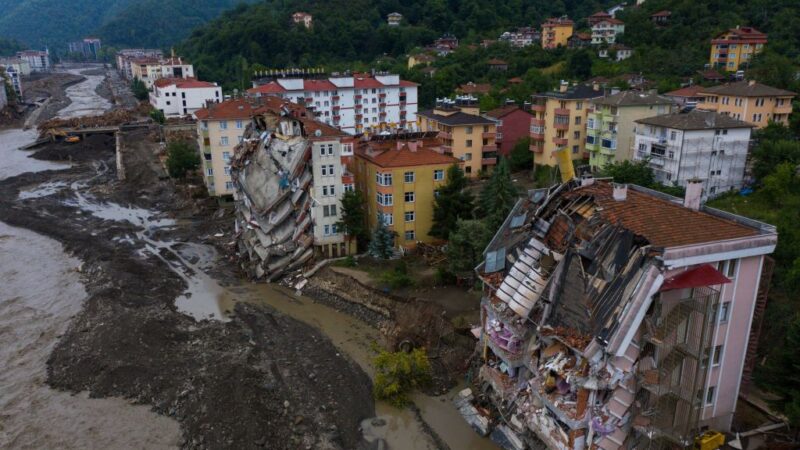  2021年8月11日土耳其北部黑海地區水災和土石流災難。（STR/AFP via Getty Images）