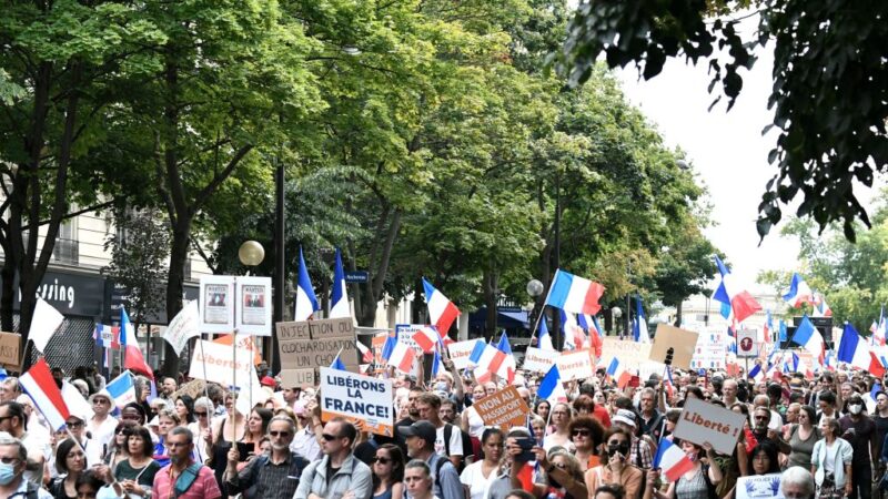 2021年8月21日，抗議必須健康通行證才能從事日常活動，法國連續第六個周末爆發示威。（STEPHANE DE SAKUTIN/AFP via Getty Images）