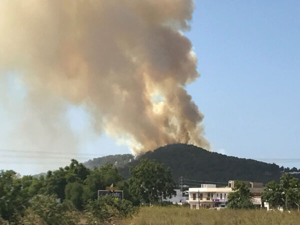2017年8月8日，在西班牙聖安東尼附近，伊比沙島的森林大火冒出濃煙。南歐大部份地區目前正處於熱浪之中，因其強度，當地人稱之為「路西法」。（Sean Gallup/Getty Images）