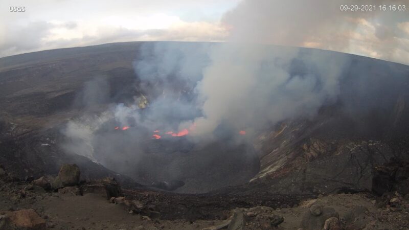 美國地質調查所夏威夷火山觀測站表示，幾勞亞火山29日晚「全面噴發」。（影片截圖）