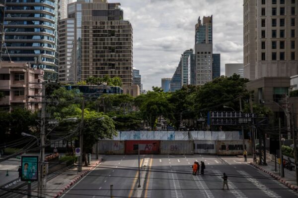 2021年9月4日在泰國曼谷,警察在反政府集會前封鎖通道。儘管中共病毒(俗稱武漢病毒、新冠病毒、Covid-19)疫情仍處於歷史高位,但反政府抗議者已持續舉行了數周的集會,經常與警察發生衝突。(Lauren DeCicca/Getty Images)