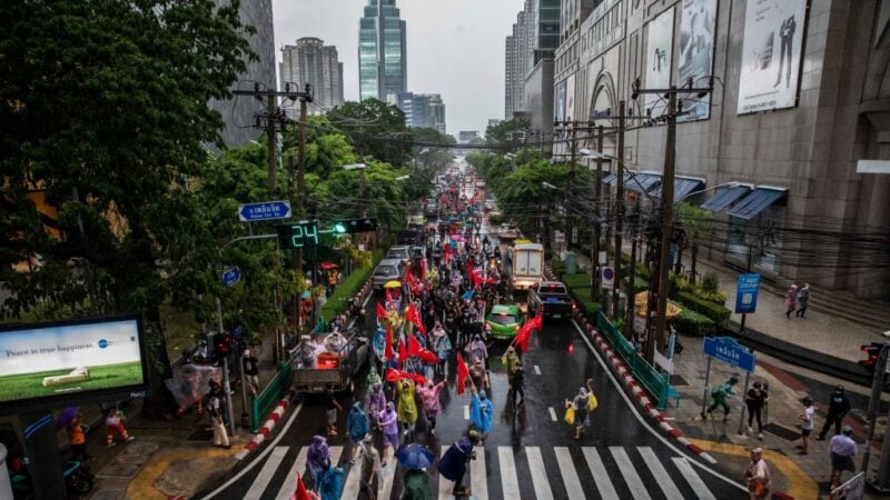 2021年9月4日，在泰國曼谷，反政府抗議者在集會期間沿著素坤逸路行進。儘管中共病毒（Covid-19）疫情仍處於歷史高位，但反政府抗議者已持續舉行了數周的集會，經常與警察發生衝突。（Lauren DeCicca/Getty Images）