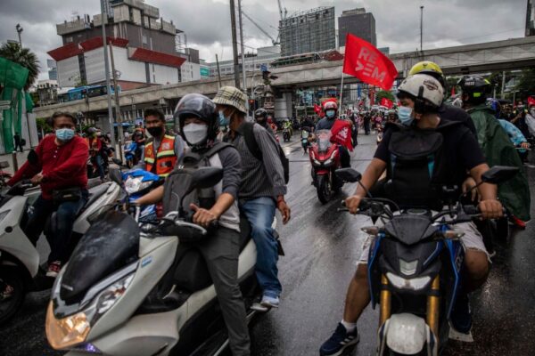 2021年9月4日，在泰國曼谷，反政府抗議者在集會期間沿著素坤逸路行進。儘管中共病毒（俗稱武漢病毒、新冠病毒、Covid-19）疫情仍處於歷史高位，但反政府抗議者已持續舉行了數周的集會，經常與警察發生衝突。（Lauren DeCicca/Getty Images）