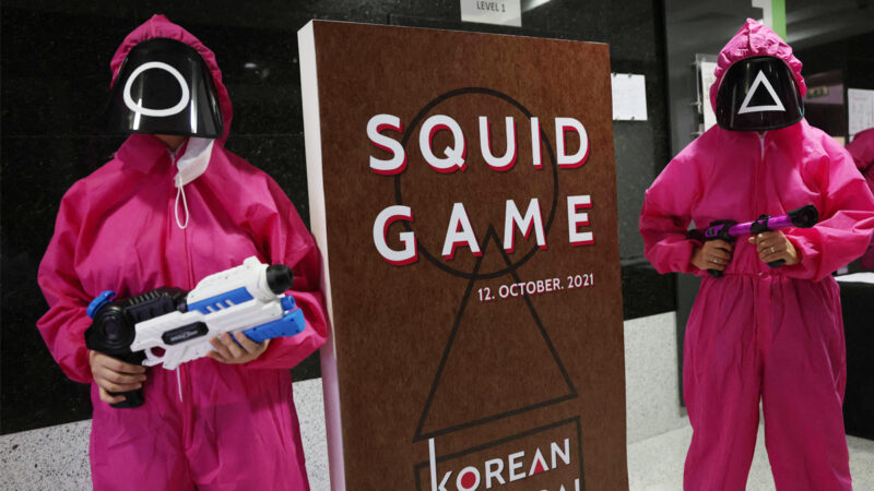 2021 年 10 月 12 日，在阿聯酋首都阿布扎比的韓國文化中心，玩家參加了現實版的「魷魚遊戲」。（Photo by GIUSEPPE CACACE/AFP via Getty Images）