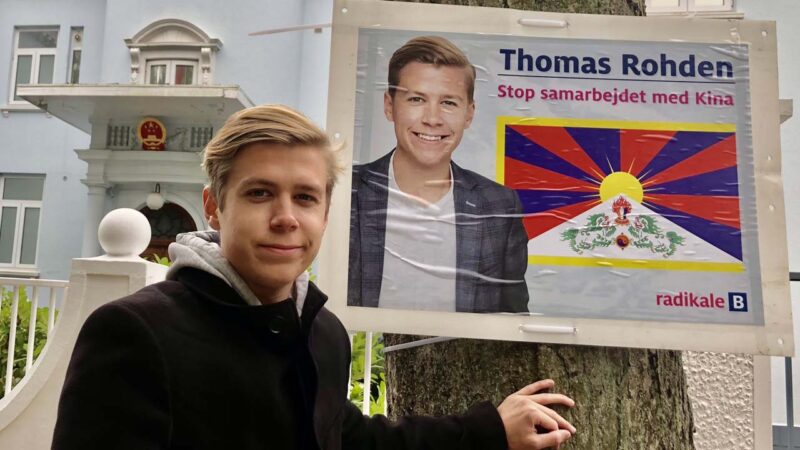 2021年10月24日，羅登（Thomas Rohden）在推特展示他張貼在中共駐丹麥大使館門外大樹上的競選海報。（羅登推特圖片）