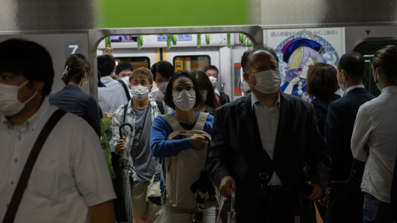 日本解除緊急事態 人潮湧出車站擁擠公路回堵