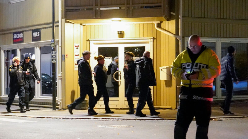 2021年10月13日，在挪威孔斯貝格鎮，一名手持弓箭的男子被警方逮捕前殺死了幾個人，警察在現場工作。（HAKON MOSVOLD LARSEN/NTB/AFP via Getty Images）