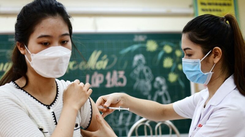 2021年9月10日，一名婦女在河內接受國藥集團Covid-19冠狀病毒疫苗。（NHAC NGUYEN/AFP via Getty Images）