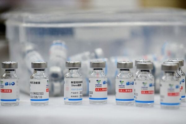 2021年9月10日，在河內的一個疫苗接種中心，國藥集團Covid-19冠狀病毒疫苗的空瓶被放在桌子上。（NHAC NGUYEN/AFP via Getty Images）