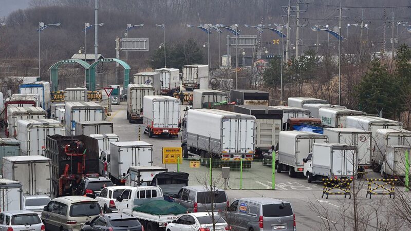 圖為，2015年3月18日，在坡州的一個邊境檢查站，南韓的貨運卡車和車輛前往北韓的開城工業區。（JUNG YEON-JE/AFP via Getty Images）