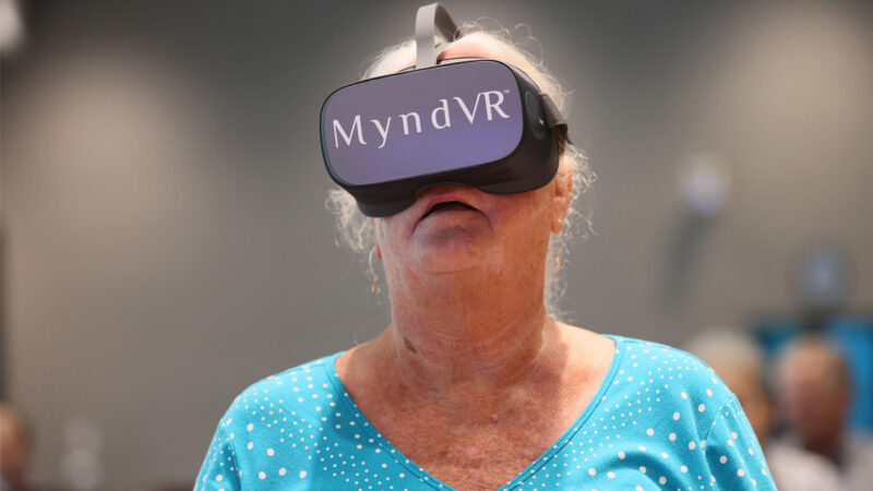  2021年6月1日，佛羅里達州一名婦女正戴著VR眼鏡觀看虛擬現實節目。（Joe Raedle/Getty Images）