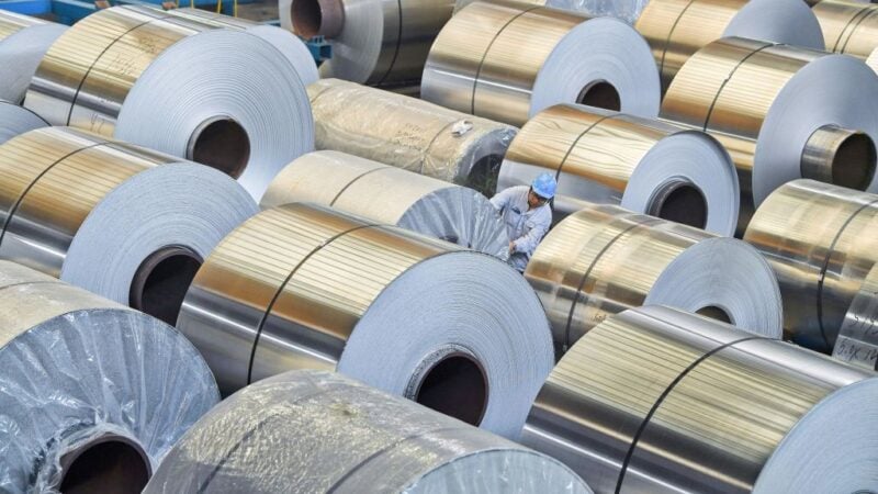 2019年4月10日，中國廣西地區南寧一家工廠的工人正在包裝鋁帶。（STR/AFP via Getty Images）
