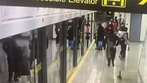 上海女乘客被地鐵門夾住 列車捲走慘死