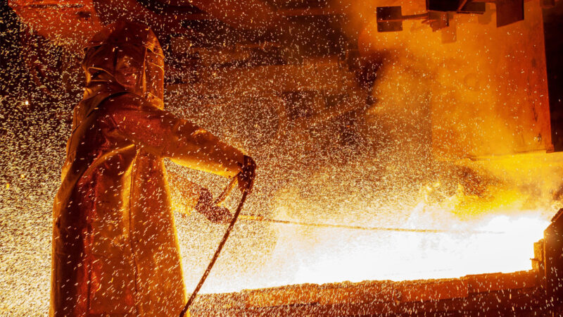 2019年3月30日，印度尼西亞鎳冶煉廠的一名工人正在操作熔爐。（BANNU MAZANDRA/AFP via Getty Images）