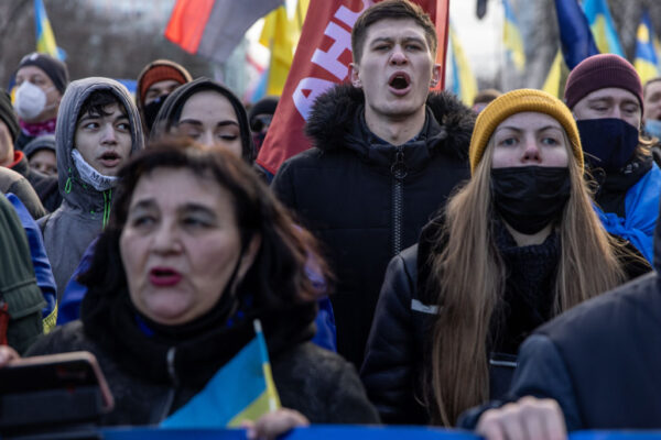 2022年2月12日，在烏克蘭基輔，人們參加了團結遊行，以表示對與俄羅斯緊張局勢升級的團結和愛國精神。（Chris McGrath/Getty Images）