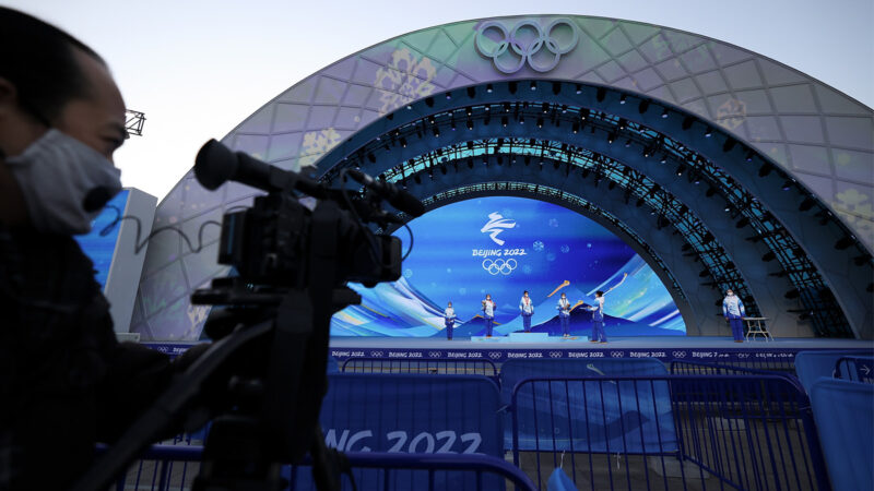 2022年1月3日，媒體人員在北京2022年冬奧會和殘奧會獎牌廣場排練儀式期間拍照。（Lintao Zhang/Getty Images）