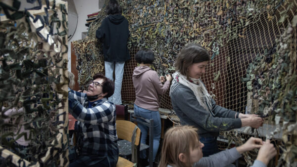 2022年3月16日，烏克蘭利沃夫的婦女在為部隊編織偽裝網。（Alexey Furman/Getty Images）