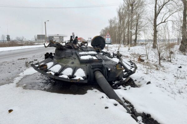 2022年2月26日，俄羅斯入侵烏克蘭後，哈爾科夫郊區的路邊出現了一輛被摧毀的俄羅斯坦克。（SERGEY BOBOK/AFP via Getty Images）