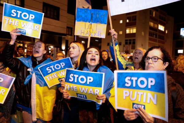 2022年3月5日，在以色列沿海城市特拉維夫的俄羅斯大使館外，人們參加了反對俄羅斯軍事入侵烏克蘭的抗議活動。（JACK GUEZ/AFP via Getty Images）