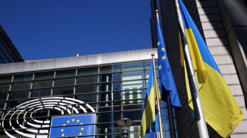 2022年2月28日，在布魯塞爾，烏克蘭國旗飄揚在歐洲議會總部。以表示歐盟對烏克蘭，在2月24日被俄羅斯入侵後的支持。（FRANCOIS WALSCHAERTS/AFP via Getty Images）