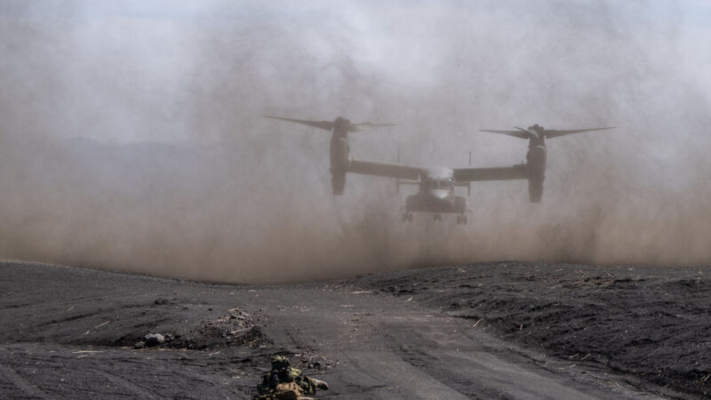 圖為2022年3月15日，日本自衛隊一名成員在靜岡縣御殿場的東富士訓練區與美國海軍陸戰隊人員舉行聯合演習中堅守崗位，同時美國海軍陸戰隊的MV-22「魚鷹」戰機降落。（Carl Court/Getty Images）